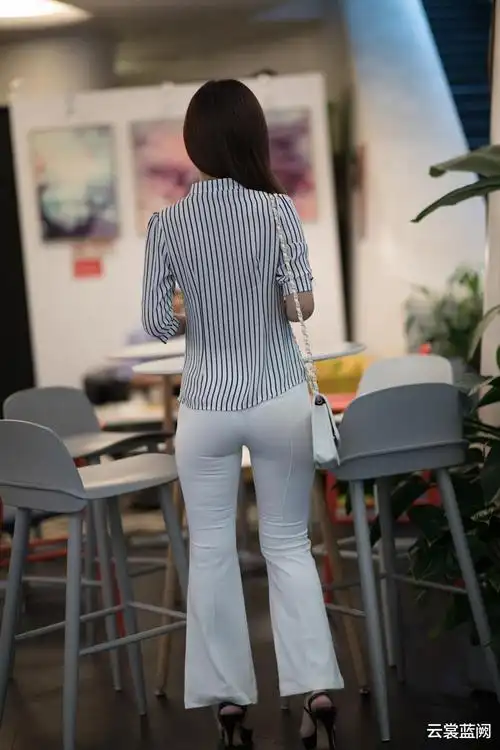 纯白微喇叭裤,却展现出了犹抱琵琶半遮面的朦胧美,很是惊艳