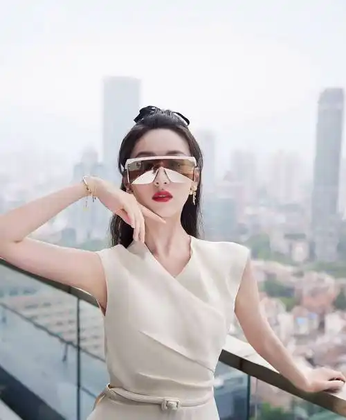 袁冰妍白色v领礼服红唇性感写真_袁冰妍_礼服_红唇