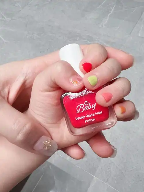 儿童美甲宝宝也想要五颜六色的指甲