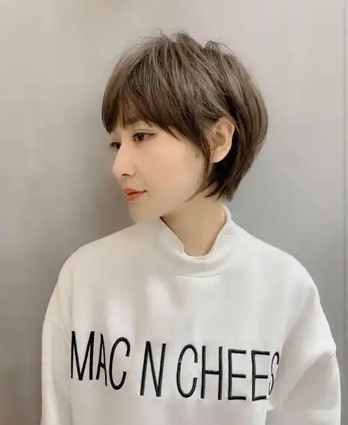 35款露耳超短发