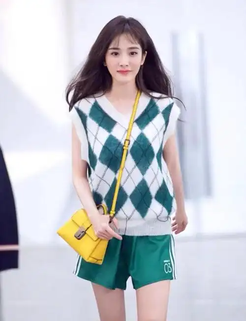 杨幂夏季穿搭真好看,牛仔短裤,条纹连衣裙,青春时尚有活力