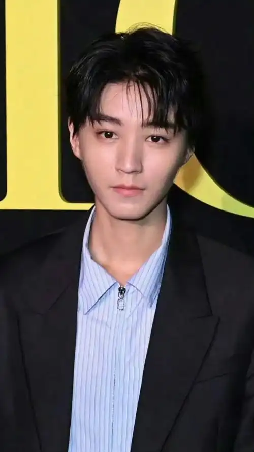 g社拍的王俊凯生图#来看外媒镜头下的王俊凯无美颜无滤镜头下的惊人