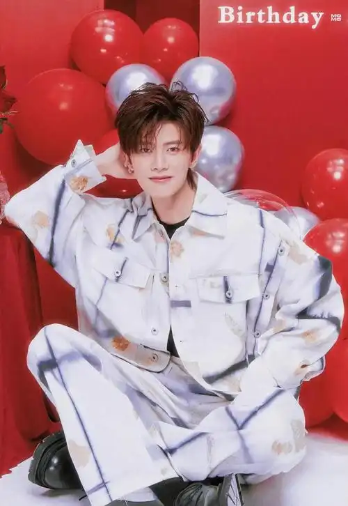 古偶男神任嘉伦庆生现场热闹非凡资源降级的他是时候转型了