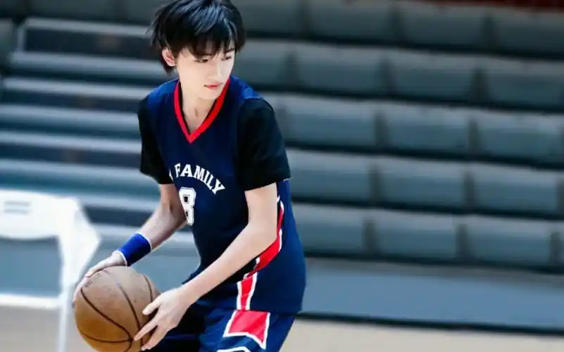 【宋亚轩】一起来看帅哥打球吧!