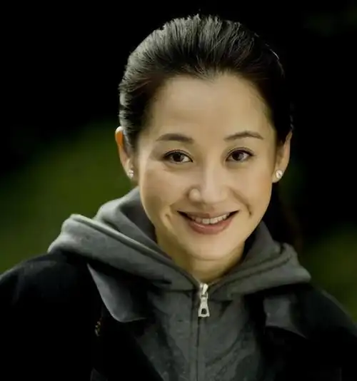 然而,去掉了精致的妆容和滤镜,许晴的年龄痕迹就显现出来.