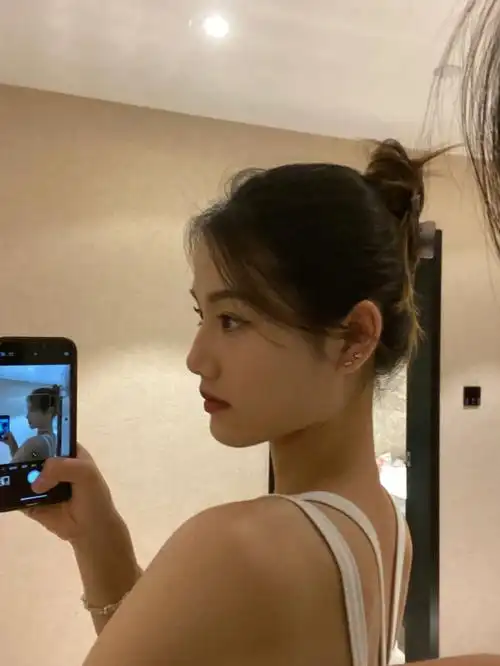 我的侧脸是不是还蛮好看的