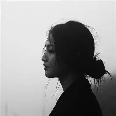 女生沮丧图片黑白色头像彻底死心封心弃爱的女人