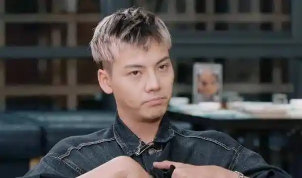 周扬青陈伟霆互动频繁,还曾对视无数次,网友:还说没在一起?