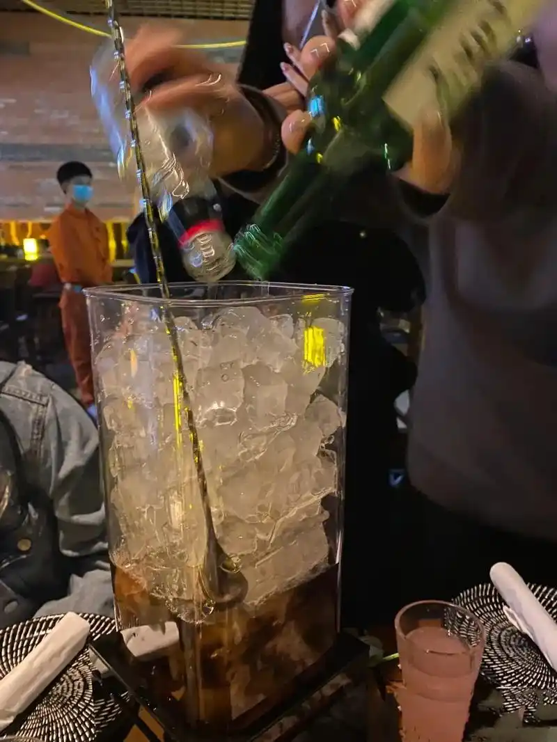 "多希望在我喝酒的时候,能有那么一个人拉着我的手,深情的对我 - 抖音