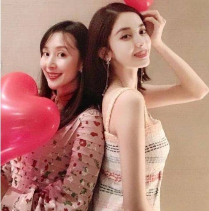 古力娜扎和姐姐一起庆生,姐妹同框,颜值超高