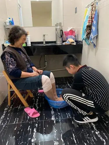 给奶奶洗脚