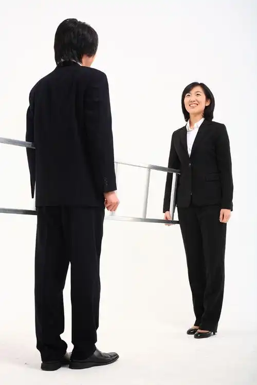 面对面站着男人女人图片素材