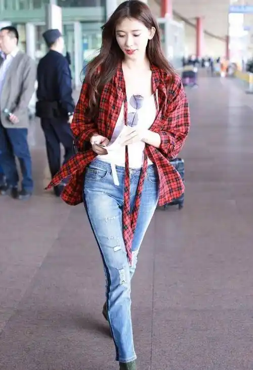 姐姐,林志玲穿破洞牛仔裤,时髦又显青春活力,哪像40岁?