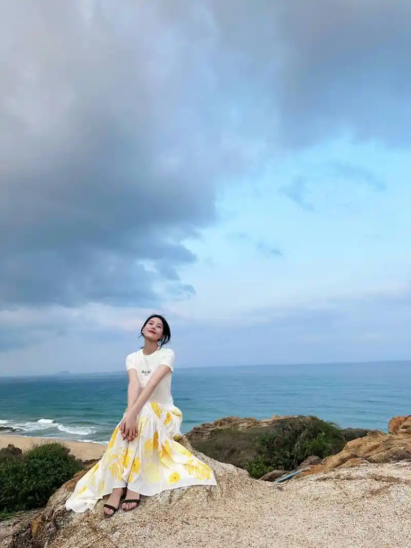 高圆圆晒海边随拍气质出众 穿吊带裙身材比例优越  近日,高圆圆工作室