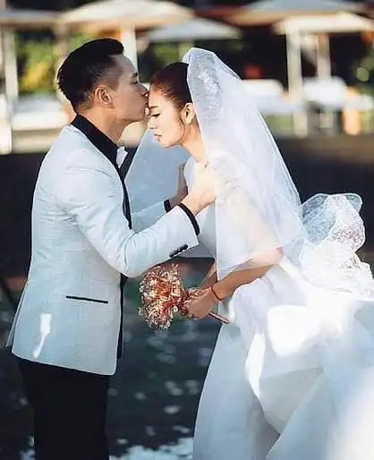 近日,安以轩发文宣布平安生子喜讯,并晒出宝宝的小脚丫照片,配文:"66