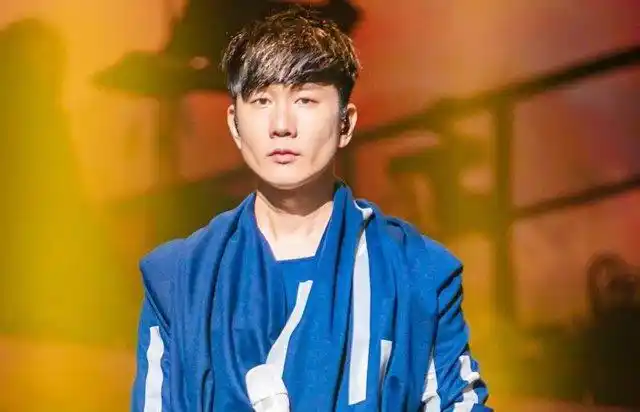 行走的cd有一个想出道的话筒 林俊杰挑染白色短发真成了林三岁