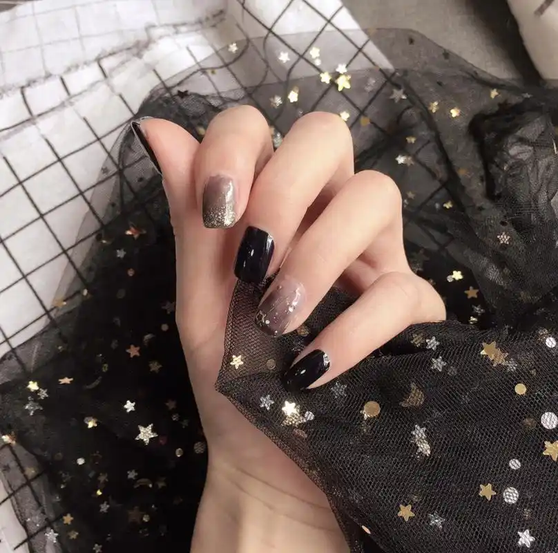 高冷的黑色系美甲合集,原来黑色美甲可以这么好看!