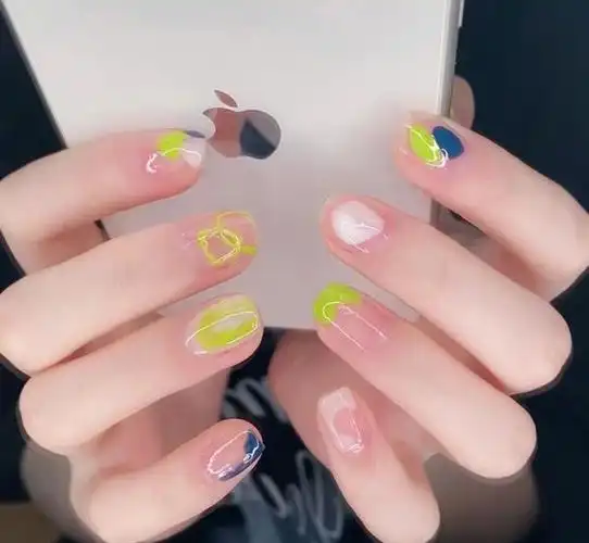 指甲图片美甲款式(春日美甲时髦显白拿图去做)