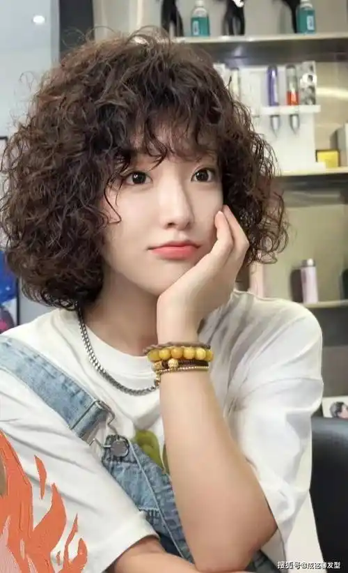 告别老气横秋,中短发这样烫,时尚减龄又显气质_发型