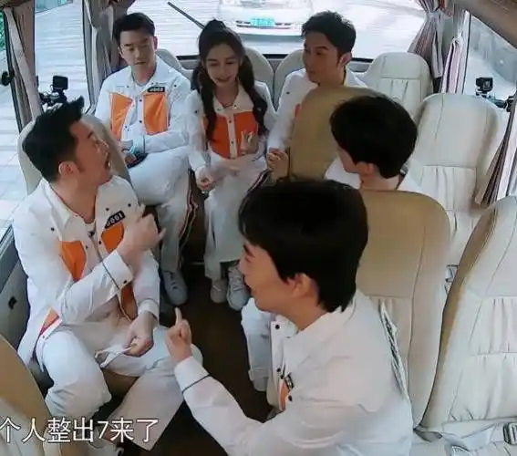 跑男按年龄发的牌子,baby偏找蔡徐坤换,没想到女神也怕老?