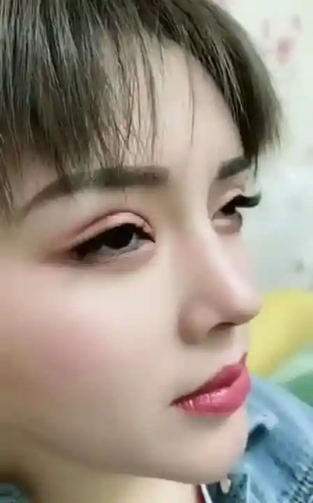 大芭比双眼皮的小美女