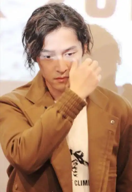 37岁胡歌,因这款微卷长发,颜值回春堪称"小鲜肉"