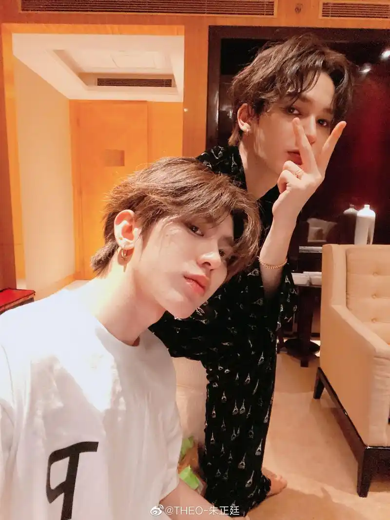 朱正廷深夜更博晒和成员们的合照 未来也请多多关照