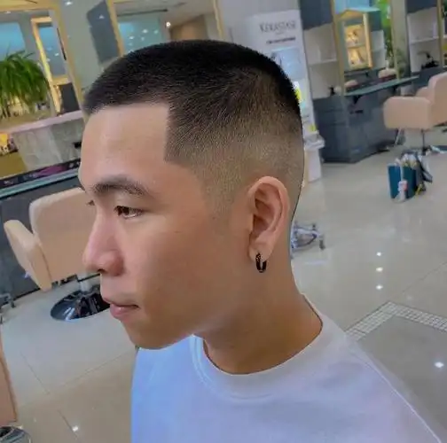 小编告诉大家,寸头发型是每个男生都可以去剪的发型,不管你是方脸型