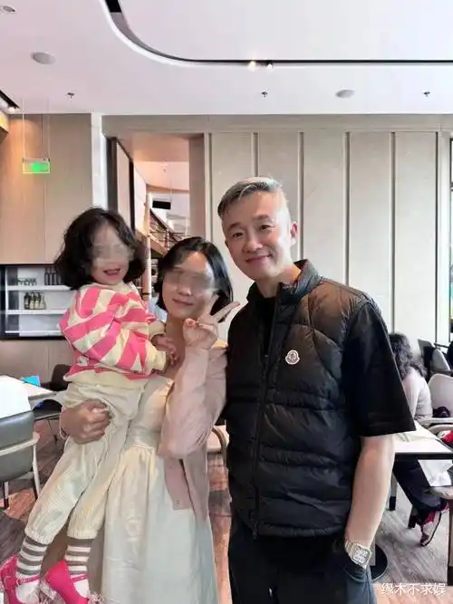 程雷喝下午茶被偶遇52岁仍年轻帅气养俩儿子还要还豪宅房贷