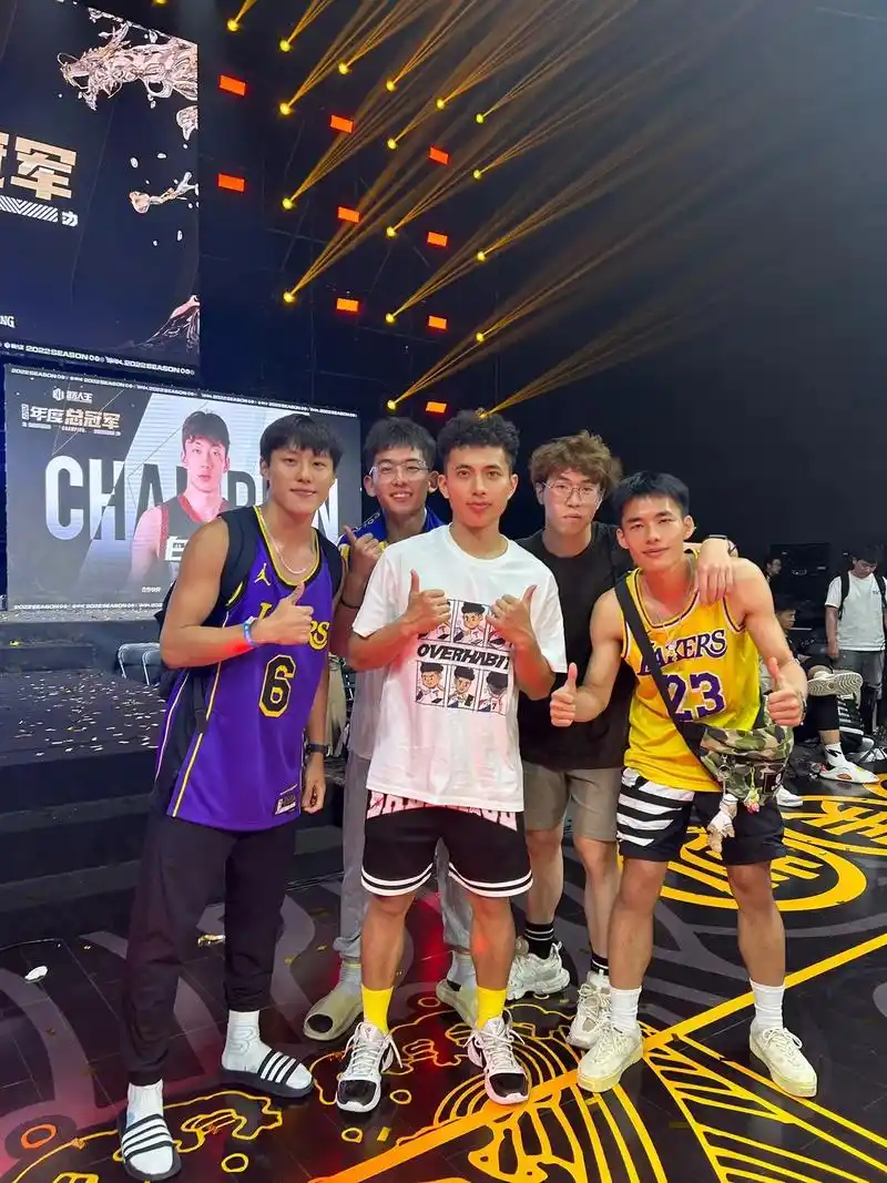 终于追到了合照99球星们都太强了#路人王篮球 #路人王年度总 - 抖音