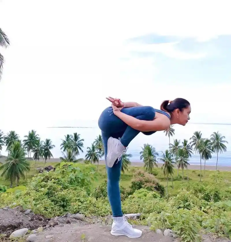 徐璐综艺造型穿修身吊带短裙显好身材坚持练瑜伽塑形又美体