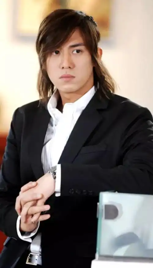 陈楚河的父亲是陈启礼,是台湾第一大帮,亚洲第二大帮"竹联帮"的前帮主