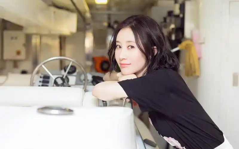 舒畅清新短发恬静写真高清桌面壁纸