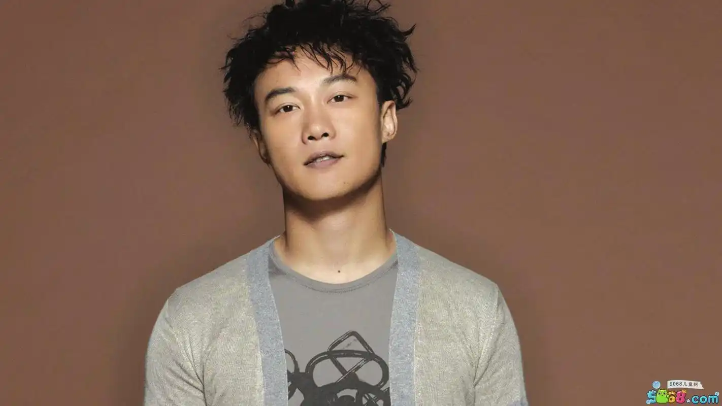 实力歌手陈奕迅,对待音乐坚持认真,真挚的态度打动观众