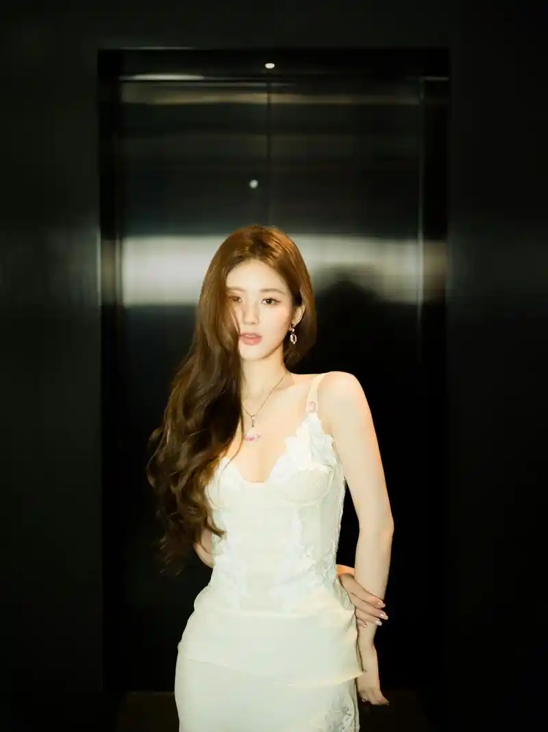 赵露思蕾丝白纱裙# 赵露思蕾丝白纱裙造型,温婉美丽,露思真的好美