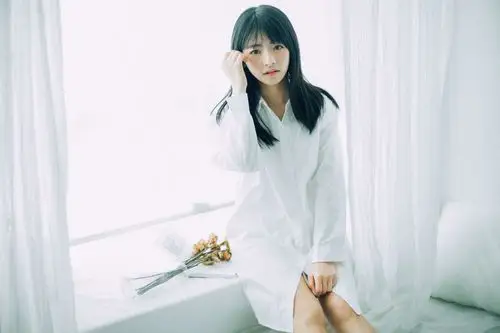 白衬衫的清纯美女,壁纸图片,女孩-桌面城市