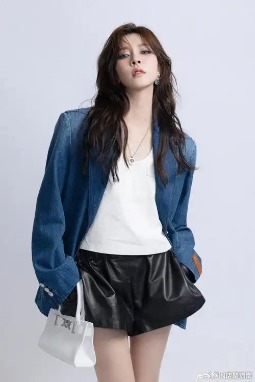 被宋妍霏的哈士奇限定瞳色深深吸引