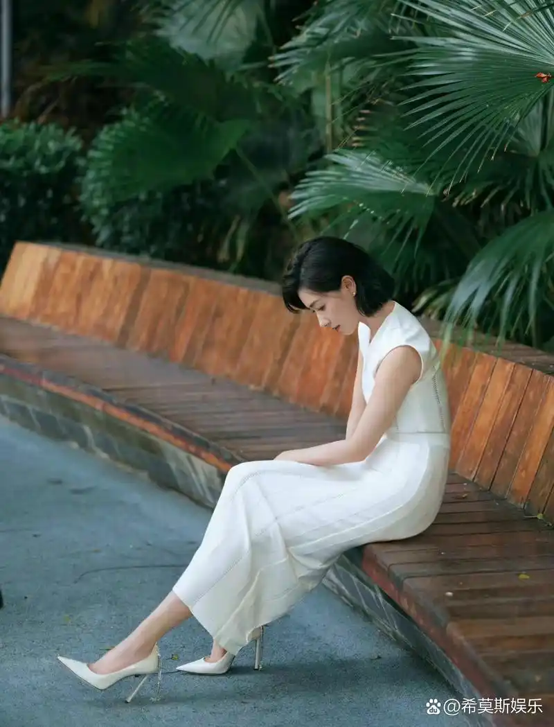 万茜一袭白衣,脚上白色高跟鞋,裸露在外的小腿和脚背显着格外的迷人.