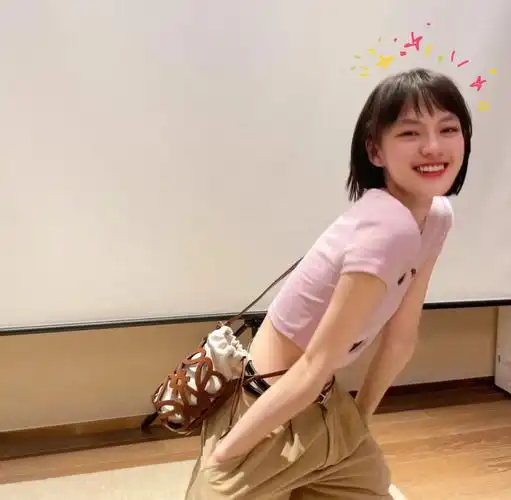 演员文淇actresswenqi演绎全新loewe罗