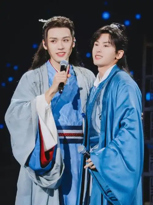 山河令演唱会龚俊张哲瀚双人图:你们就是我们的春日限定