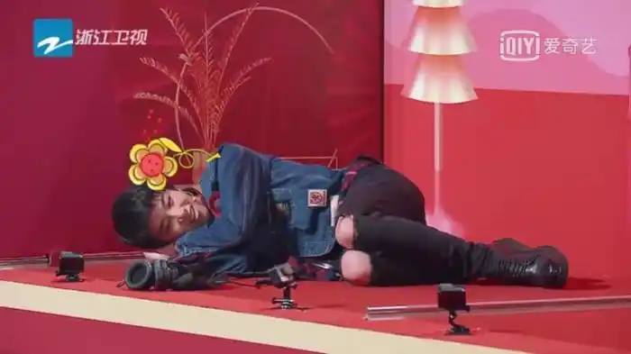 华晨宇给后面的人传的是给他了一个吻,这个时候华晨宇要给后面的