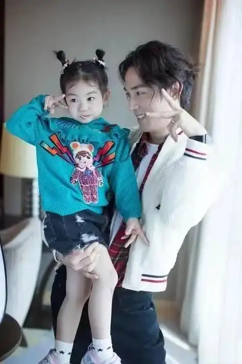 表示自己偶遇戚薇李承铉带着八岁的女儿lucky一起在澳洲度假