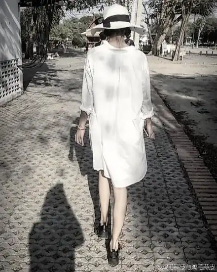 徐静蕾穿白色长裙出游背影纤细似少女图