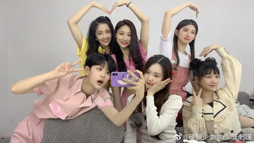 硬糖少女成团半个月,只有3人主动晒合影,赵粤不愧是帅气担当_组合
