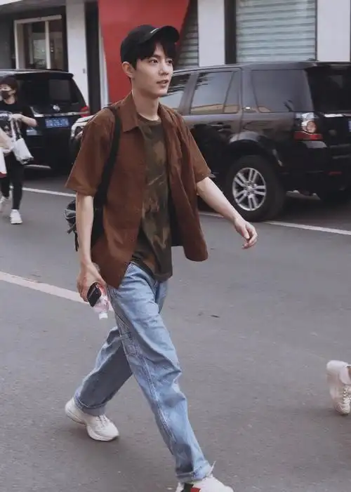 肖战"劈叉式走路",走路带风,酷帅有范儿