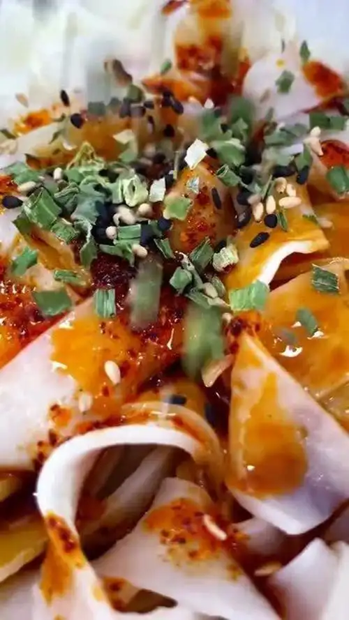 不会有人没吃过麻酱面皮吧?酸辣可口,吃一口就停不下来!