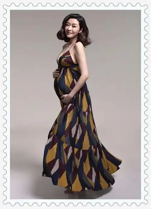 林心如的怀孕装更是可以说十分的别致,除了肚子凸起的厉害以外,整个人