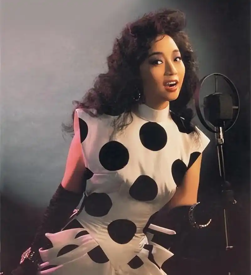 徐小凤:坚守自我,华语乐坛的永恒天后 徐小凤,这位在华语乐坛崭露头角