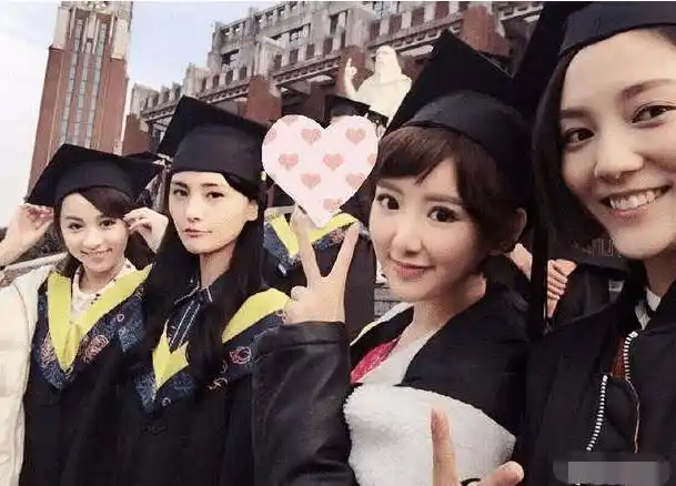 郑爽当时不是校花连班花都算不上,看他们班合照后,一切有解释了