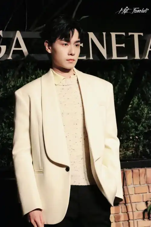 bv北京时装秀##胡一天不热吗##胡一天洋甘菊色西装